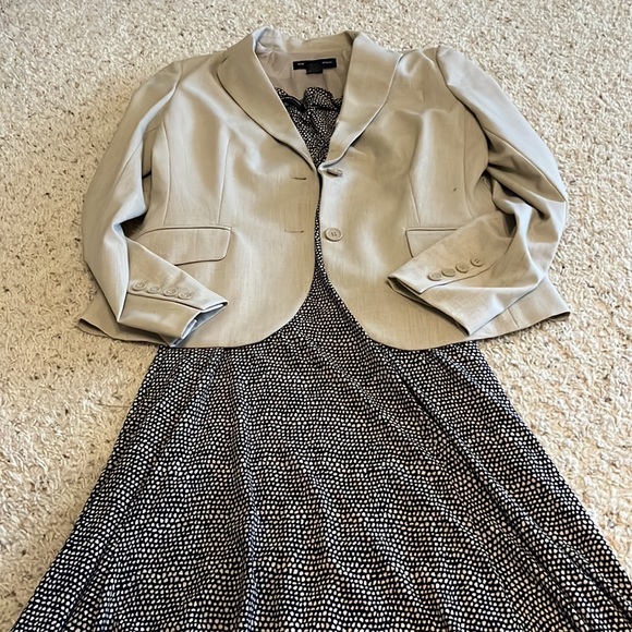 Like new! Jones New York Black and Cream Dress - Picture 5 of 5